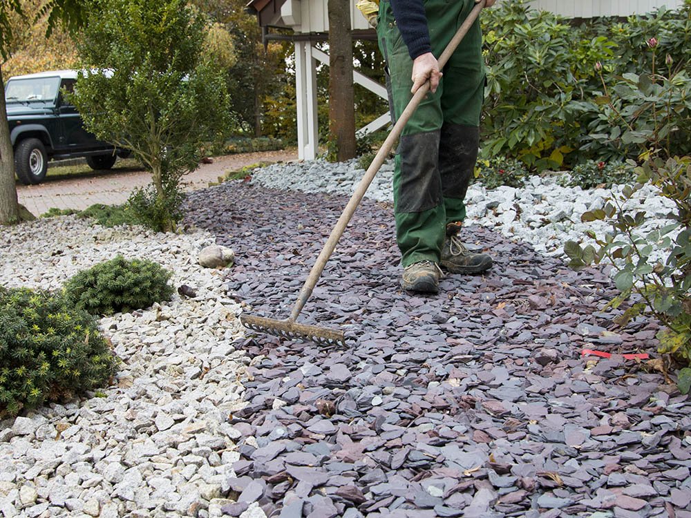 Gartengestaltung mit Ziersplitt und Bepflanzung in Vlotho Gartenpflege mit Ziersplittfläche, Gehölzen und gepflegter Bepflanzung