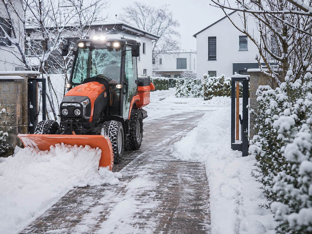 Winterdienst in Vlotho mit Räumfahrzeug Winterdienst mit Traktor und Schneeschild beim Räumen einer verschneiten Zufahrt in Vlotho