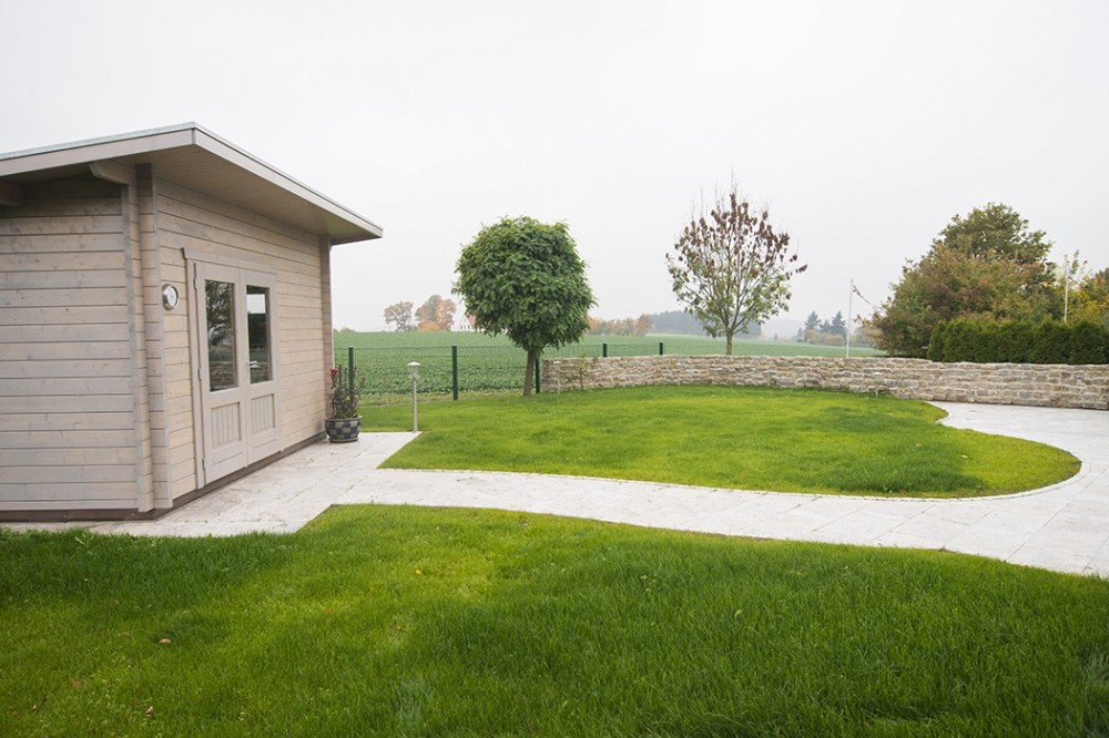 Gartenanlage mit Rasen und Gartenhaus in Vlotho Gepflegte Gartenanlage mit Rasenfläche, Gartenhaus, Wegen und Natursteinmauer