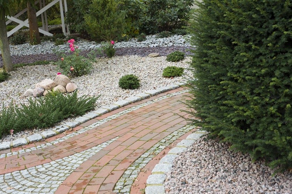 Gartenweg und Kiesgestaltung in Vlotho Geschwungener Pflasterweg mit Kiesflächen, Sträuchern und gepflegter Bepflanzung