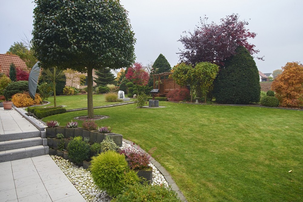 Individuelle Gartengestaltung in Vlotho Großzügige gepflegte Gartenanlage mit Rasen, Bäumen, Sträuchern, Beeten und Wegen