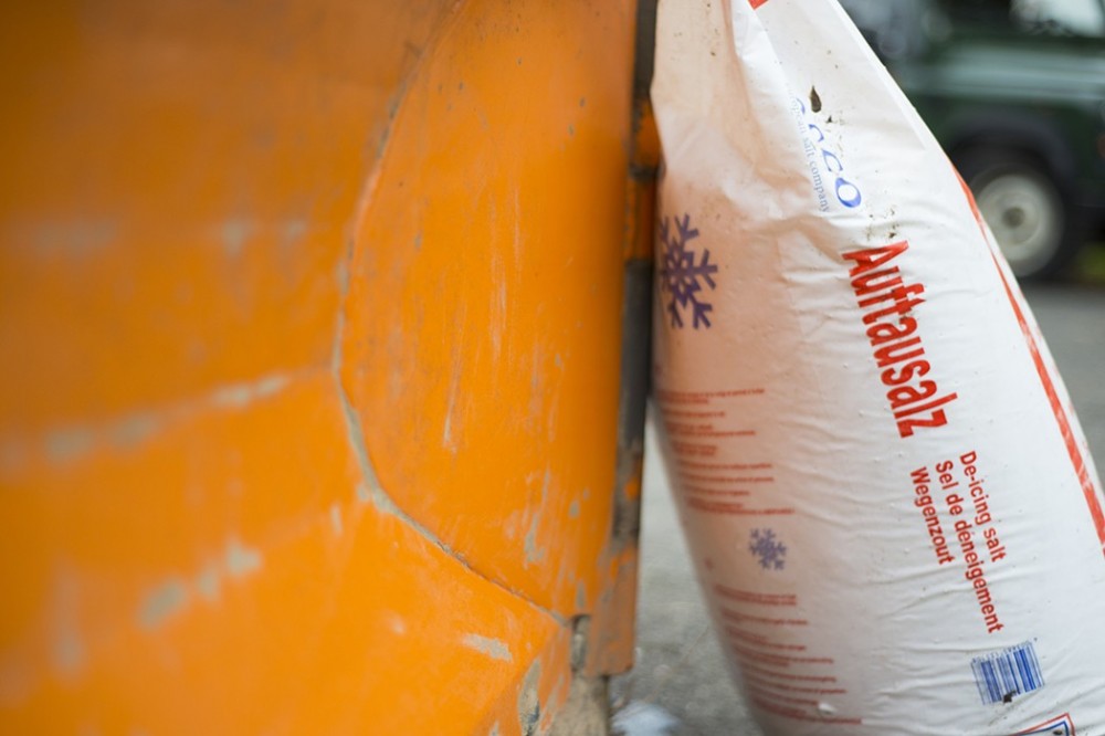 Streudienst mit Auftausalz in Vlotho Sack mit Auftausalz für den Winterdienst neben einem Schneeschild